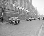 880624 Afbeelding van de rij auto's met motorescorte bij het vertrek van Joan Mondale (echtgenote van de Amerikaanse ...